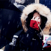 우산 테러 당하는 미나