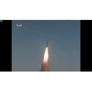 북한 이동형 중장거리 탄도 미사일 발사