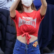 김한나 치어리더 가슴 밑으로 묶은 티셔츠 청 반바지