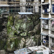 머리 잘린 거대 불상 위에 아파트..수십년 까맣게 모른 중국