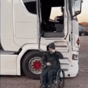 휠체어 타고 탑승할 수 있도록 만든 트럭
