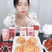 한 아이돌 멤버가 촉발한 딸기 먹는 방법