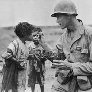 한국전쟁 당시 아이를 도와주는 미군 사진