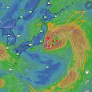 도쿄 옆태풍이 한마리 용같이 생겼네요