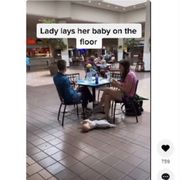 푸드코트에서 아기를 바닥에 두고 식사하는 커플