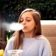담배도 마음대로 못피는 미국 여자 어린이