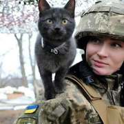 우크라이나 여군과 고양이