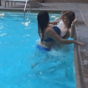 여자들이 수영장에서 결투하는 모습
