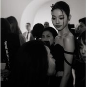 장원영의 패기 - 프랑스 브랜드 홍보 행사에 한국 은비녀 착용