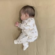 아기들은 잘 때 다리가 어떻게 되어 있을까?